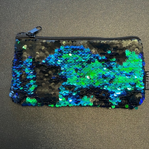Sequin zip pouch - Picture 1 of 2
